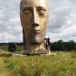 Photo de la sculpture monumentale « Le Prophète » (réalisée en 2009) près de la Fonderie d’Art d’Ernée. En appui sur la sculpture, je donne l’échelle.